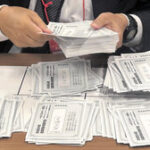 自民党総裁選の開票作業。都連関係者らが、候補者の名前が書かれた票を仕分ける作業が行った=2025年10月4日午前10時8分、東京都千代田区の自民党本部、木佐貫将司撮影