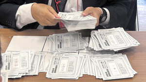 自民党総裁選の開票作業。都連関係者らが、候補者の名前が書かれた票を仕分ける作業が行った=2025年10月4日午前10時8分、東京都千代田区の自民党本部、木佐貫将司撮影