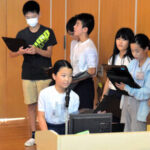 8月29日、6年生に今年の運動会の内容を発表する大野田小学校の運動会実行委員の児童たち=東京都武蔵野市、中小路徹撮影（画像を一部加工しています）