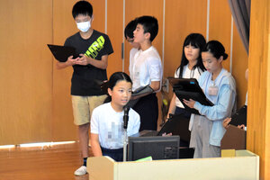 8月29日、6年生に今年の運動会の内容を発表する大野田小学校の運動会実行委員の児童たち=東京都武蔵野市、中小路徹撮影（画像を一部加工しています）
