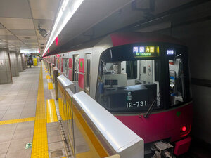 都営地下鉄大江戸線=2022年8月、都庁前駅
