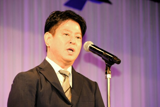 授賞式であいさつする朝日新聞東京本社編集局の沢伸也編集委員=2025年10月15日午後1時16分、東京都千代田区内幸町1丁目、増山祐史撮影