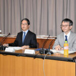 記者会見で報告書を説明する検証委の野村裕委員長（左）=2025年10月17日、東京都、遠藤和希撮影