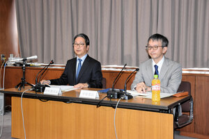 記者会見で報告書を説明する検証委の野村裕委員長（左）=2025年10月17日、東京都、遠藤和希撮影