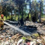 Kebakaran hebat melanda lahan kosong di Mojopanggung, Banyuwangi. Api nyaris menyambar rumah warga akibat pembakaran sampah yang tak diawasi. Petugas Damkarmat berhasil padamkan api setelah satu jam berjibaku. Foto iNewsSurabaya/siswanto