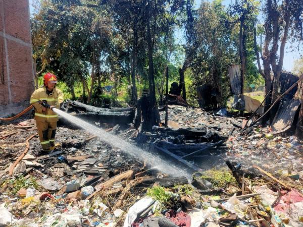 Kebakaran hebat melanda lahan kosong di Mojopanggung, Banyuwangi. Api nyaris menyambar rumah warga akibat pembakaran sampah yang tak diawasi. Petugas Damkarmat berhasil padamkan api setelah satu jam berjibaku. Foto iNewsSurabaya/siswanto