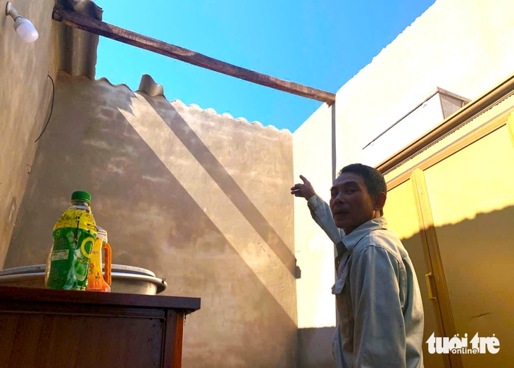 Ông Tân trong ngôi nhà bị tốc mái hoàn toàn của gia đình - Ảnh: LÊ MINH