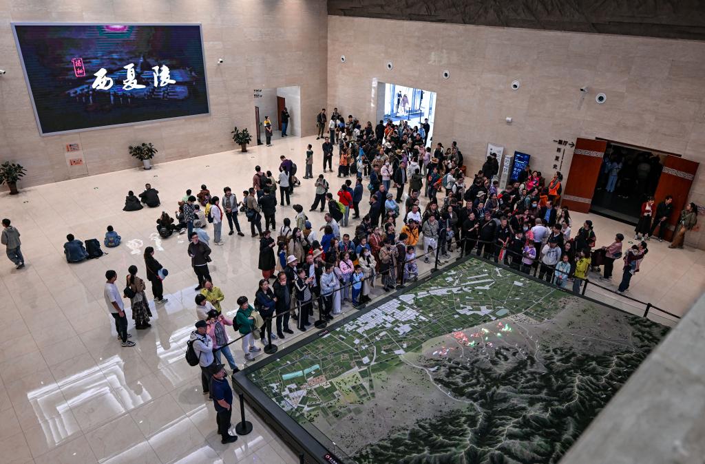 Touristen im Museum der Westlichen Xia-Kaisergräber