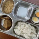 Suất ăn bán trú của Trường tiểu học số 1 Ba Đồn gây tranh cãi - Ảnh: TH.THẢO
