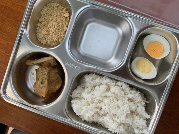 Suất ăn bán trú của Trường tiểu học số 1 Ba Đồn gây tranh cãi - Ảnh: TH.THẢO