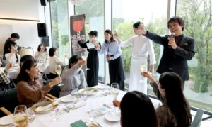 フービーランチで乾杯をする森崎博之さん（右奥）と参加者ら（阿部裕貴撮影）