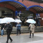 コートなどを着て出勤する駅利用客=22日午前8時45分ごろ、JR関内駅前