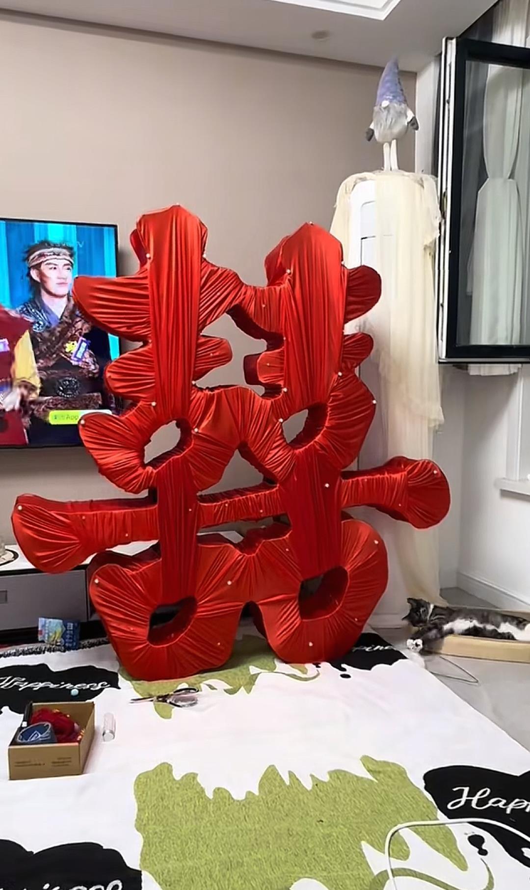 纸板和红布条自制的囍字雕塑