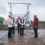 Gubernur Jatim Khofifah Indar Parawansa (tengah) saat meninjau rekonstruksi Jembatan Kutorejo di Kabupaten Nganjuk.
