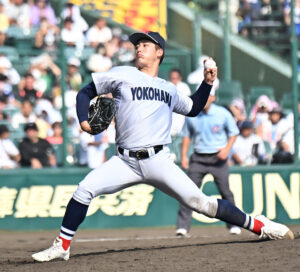 年代別の日本代表にも選ばれ、ピンチに動じない強心臓が魅力な横浜・奥村頼＝８月、甲子園