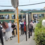 平日にも関わらず多くの観光客が詰めかける江ノ島電鉄鎌倉高校前駅＝８月、鎌倉市腰越