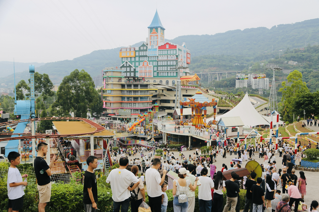 Maxin Red Wine Town scenic area received over 800,000 visitors in six days.