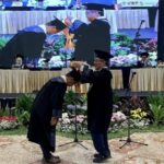 Universitas Wijaya Putra mengukuhkan Guru Besar UMKM sebagai upaya mendukung Target Nasional Naikkan Jumlah Pelaku Usaha hingga 8 Persen. Foto iNewsSurabaya/ist