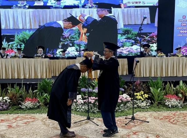 Universitas Wijaya Putra mengukuhkan Guru Besar UMKM sebagai upaya mendukung Target Nasional Naikkan Jumlah Pelaku Usaha hingga 8 Persen. Foto iNewsSurabaya/ist
