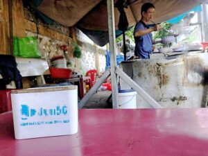 Một logo quảng cáo cờ bạc (cá độ bóng đá, đá gà...) ở một quán ăn tại Đắk Lắk - Ảnh: NGUYỄN HOÀNG