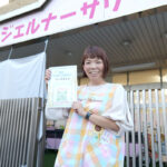 創設したラインのQRコードを手に持ち、新たなイベントに向けて意気込む島津さん=9月24日、エンジェルナーサリー鹿島田園
