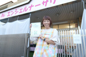 創設したラインのＱＲコードを手に持ち、新たなイベントに向けて意気込む島津さん＝９月２４日、エンジェルナーサリー鹿島田園