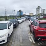 Người dân ở thành phố Huế hối hả đưa xe ô tô đến nơi cao để "lánh nạn" mưa ngập trước khi bão đổ bộ - Ảnh: NHẬT LINH