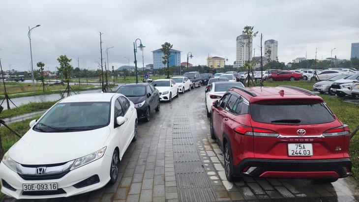 Người dân ở thành phố Huế hối hả đưa xe ô tô đến nơi cao để "lánh nạn" mưa ngập trước khi bão đổ bộ - Ảnh: NHẬT LINH