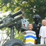 Salah satu agenda yang dilakukan adalah TNI Fair 2025. Dalam kegiatan ini dipamerkan alutsista TNI. Warga berkesempatan untuk berfoto di sejumlah kendaraan milik TNI itu (Dok. Kodam I/BB)