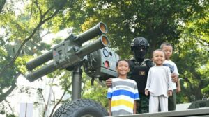 Salah satu agenda yang dilakukan adalah TNI Fair 2025. Dalam kegiatan ini dipamerkan alutsista TNI. Warga berkesempatan untuk berfoto di sejumlah kendaraan milik TNI itu (Dok. Kodam I/BB)