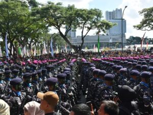 Total ada 2.506 personel yang ikut memeriahkan peringatan ini. Dalam momen tersebut, juga diserahkan tanda kehormatan dan penghargaan bagi prajurit berprestasi. (Dok. Kodam I/BB)