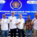 Ketua dan anggota PWI Bekasi Raya foto bersama Ketua Umum PWI Pusat di Museum Pers Indonesia, Surakarta, Jawa Tengah
