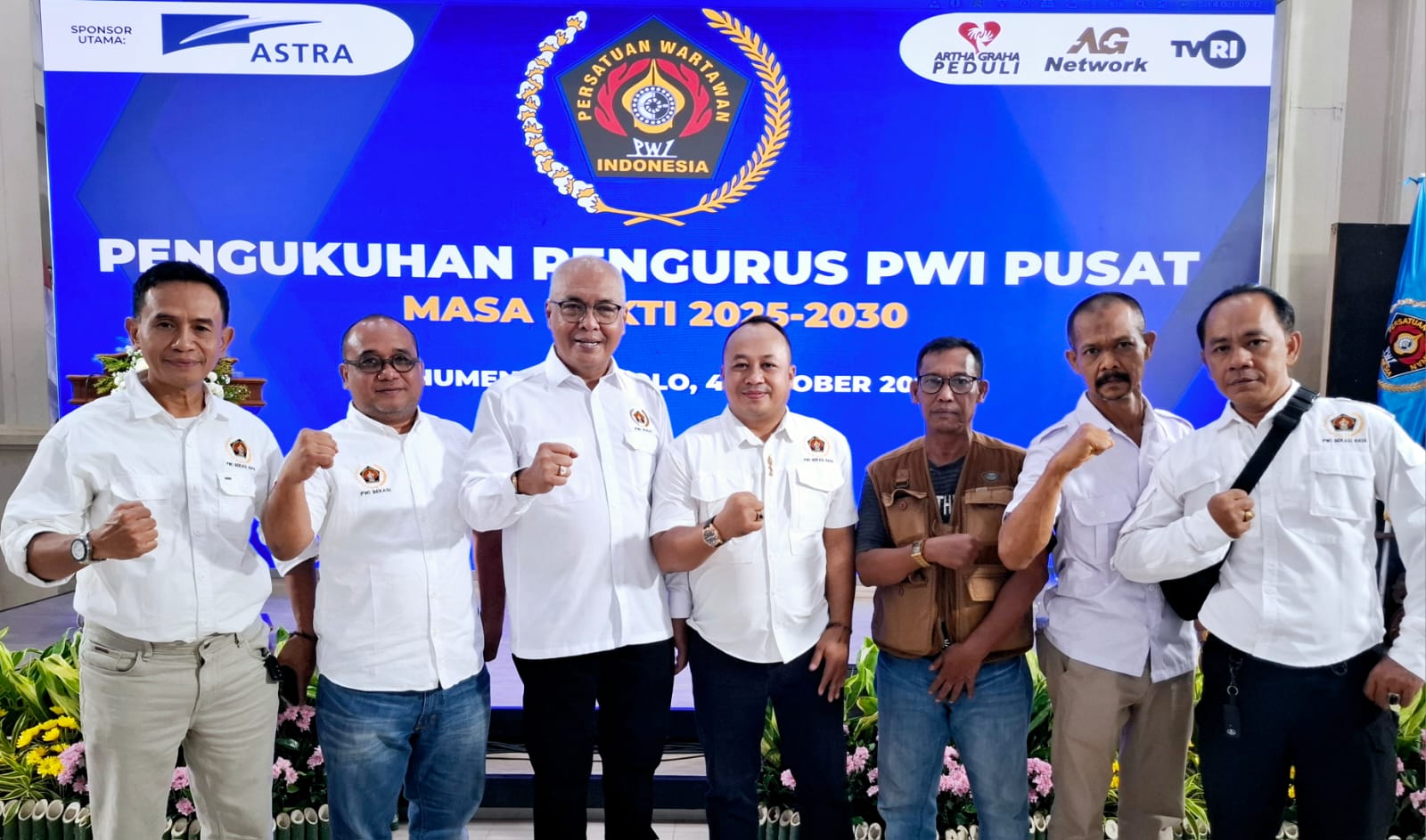 Ketua dan anggota PWI Bekasi Raya foto bersama Ketua Umum PWI Pusat di Museum Pers Indonesia, Surakarta, Jawa Tengah