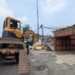 KOTA BEKASI, – Belasan bangunan liar (Bangli) yang berdiri di atas tanah negara di Jalan Raya Pekayon, Pekayon Jaya, Bekasi Selatan, ditertibkan oleh Dinas Tata Ruang (Distaru) Kota Bekasi Selasa (21/10/ 2025). Belasan bangunan itu didominasi warung kecil, pertokoan, bengkel hingga rumah makan.