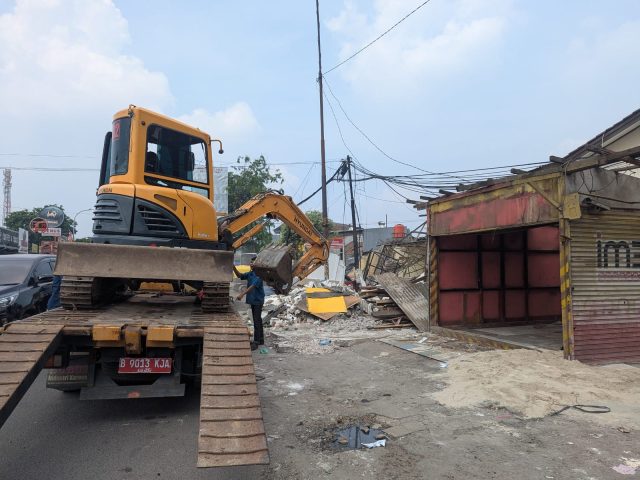 KOTA BEKASI, – Belasan bangunan liar (Bangli) yang berdiri di atas tanah negara di Jalan Raya Pekayon, Pekayon Jaya, Bekasi Selatan, ditertibkan oleh Dinas Tata Ruang (Distaru) Kota Bekasi Selasa (21/10/ 2025). Belasan bangunan itu didominasi warung kecil, pertokoan, bengkel hingga rumah makan.
