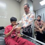 Wali Kota Bekasi, Tri Adhianto saat menemui siswa SD yang keracunan usaii santap MBG