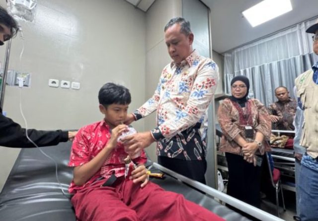 Wali Kota Bekasi, Tri Adhianto saat menemui siswa SD yang keracunan usaii santap MBG