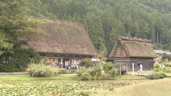During photo shoot, bear emerges from bushes and injures Spanish tourist at UNESCO World Heritage site Shirakawa-go; traps set and警戒態勢 maintained today, with concerns over impact on tourism.