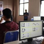Beberapa peserta mengikuti jalannya proses Pelatihan Bahasa Jepang di Aula Kantor Dinas Ketenagakerjaan, Kamis (25/09).
