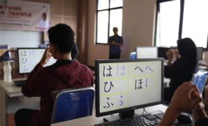 Beberapa peserta mengikuti jalannya proses Pelatihan Bahasa Jepang di Aula Kantor Dinas Ketenagakerjaan, Kamis (25/09).
