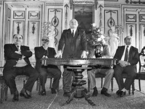 <b>1992 год: получение власти свыше</b><br> 6 июня Юрий Лужков был назначен мэром Москвы указом президента РФ Бориса Ельцина. Попытки Моссовета провести новые выборы градоначальника были отвергнуты судами. В том же году стартовал проект «Москва-Сити» с созданием под него соответствующего АО, а мэр выиграл свой первый иск о защите чести и достоинства — к зампреду Моссовета Юрию Седых-Бондаренко и «Независимой газете»