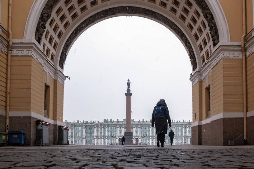 Дворцовая площадь в Санкт-Петербурге и связанные с ней архитектурные памятники Начало застройки: 1754 год. Вошла в список Всемирного наследия ЮНЕСКО в 1990 году Фото: Коммерсантъ / Алексей Смагин / купить фото