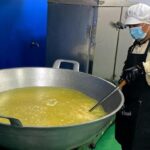 Seperti ini kesibukan yang dilakukan relawan di dapur tersebut.