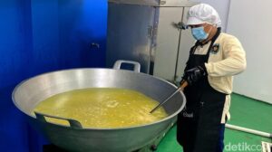 Seperti ini kesibukan yang dilakukan relawan di dapur tersebut.