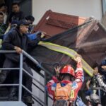 Seekor macan tutul (Panthera pardus) berada di dalam kandang usai dievakuasi di Anugerah Hotel, Bandung, Jawa Barat, Senin (6/10/2025). Tim gabungan yang terdiri dari unsur Balai Besar Konservasi Sumber Daya Alam (BBKSDA) Jawa Barat, Polisi, TNI, Diskar PB, dan relawan berhasil mengevakuasi seekor macan tutul yang masuk ke dalam hotel untuk selanjutnya dibawa ke Lembang Park & Zoo untuk mendapatkan perawatan dan observasi lebih lanjut kemudian akan direhabilitasi sementara ke Pusat Penyelamatan Satwa Cikananga (PPSC) di Kabupaten Sukabumi. ANTARA FOTO/Abdan Syakura/tom.