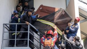 Seekor macan tutul (Panthera pardus) berada di dalam kandang usai dievakuasi di Anugerah Hotel, Bandung, Jawa Barat, Senin (6/10/2025). Tim gabungan yang terdiri dari unsur Balai Besar Konservasi Sumber Daya Alam (BBKSDA) Jawa Barat, Polisi, TNI, Diskar PB, dan relawan berhasil mengevakuasi seekor macan tutul yang masuk ke dalam hotel untuk selanjutnya dibawa ke Lembang Park & Zoo untuk mendapatkan perawatan dan observasi lebih lanjut kemudian akan direhabilitasi sementara ke Pusat Penyelamatan Satwa Cikananga (PPSC) di Kabupaten Sukabumi. ANTARA FOTO/Abdan Syakura/tom.