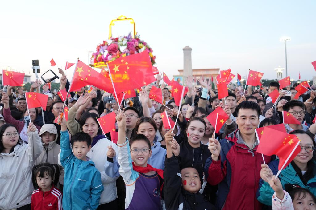 Feierliche Flaggenzeremonie auf dem Tiananmen-Platz