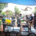 Pemerintah Kota (Pemkot) Bandung memberikan dukungan kepada wilayah yang sudah berlabel Kawasan Bebas Sampah (KBS) berupa gerobak sampah. (Dok. Humas Pemkot Bandung)
