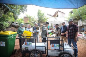 Pemerintah Kota (Pemkot) Bandung memberikan dukungan kepada wilayah yang sudah berlabel Kawasan Bebas Sampah (KBS) berupa gerobak sampah. (Dok. Humas Pemkot Bandung)