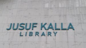 Bukan sembarang perpustakaan, di Perpustakaan Jusuf Kalla kita bisa memperluas wawasan sekaligus merasakan ketenangan jauh dari hiruk pikuk dan panasnya Kota Depok. Apalagi gedung perpustakaan dirancang mewah, cozy, dan punya banyak fasilitas. (Foto:Qonita Hamidah/detikTravel)